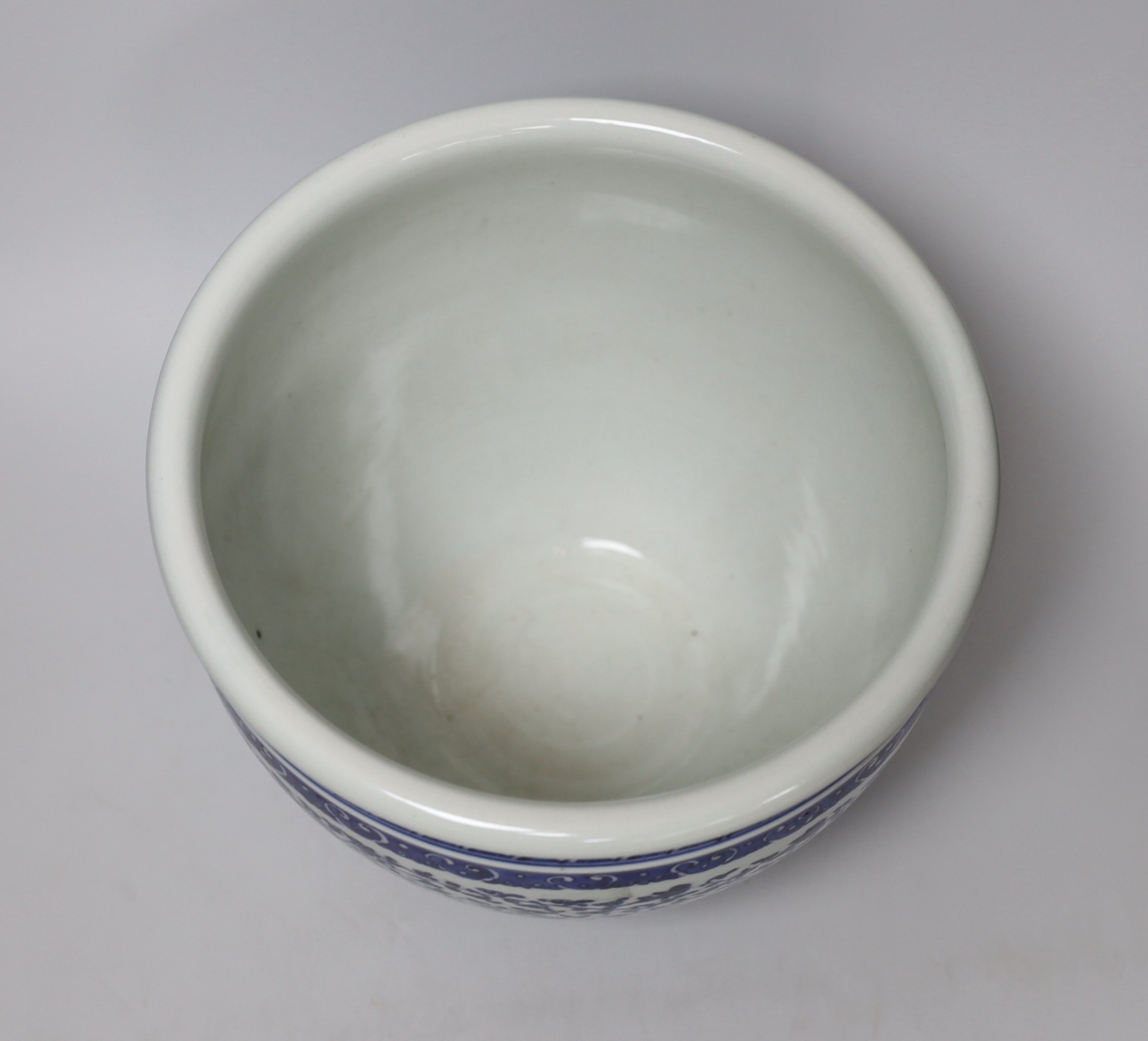 A Chinese blue and white jardiniere, 18cm